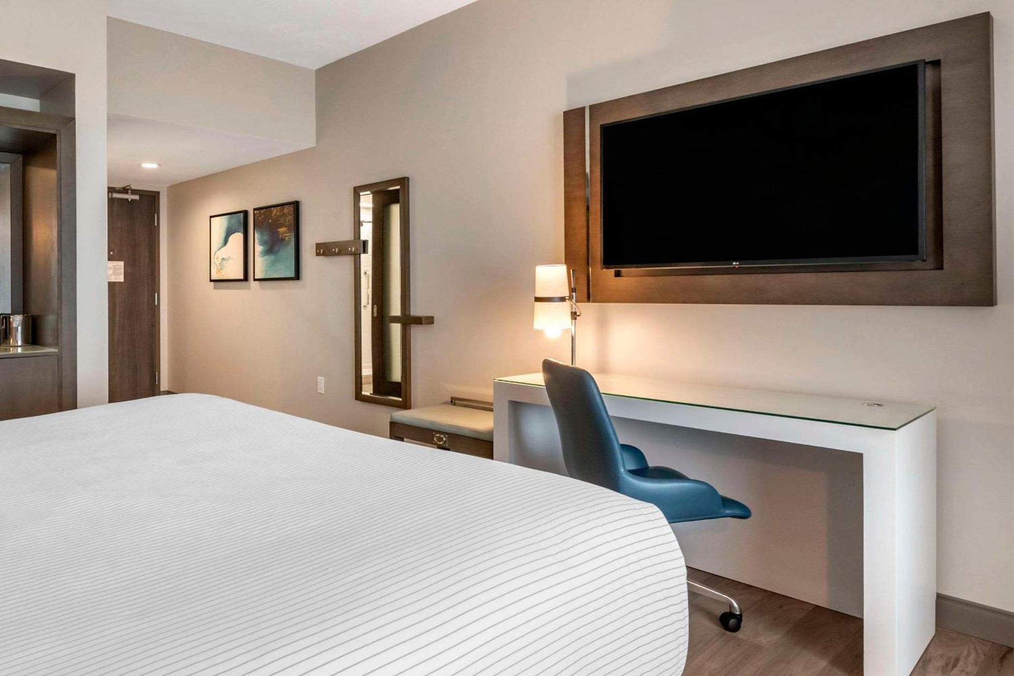 King Suite with Sofa Bed - Accessible/Non Smoking,1595487503:JPEG